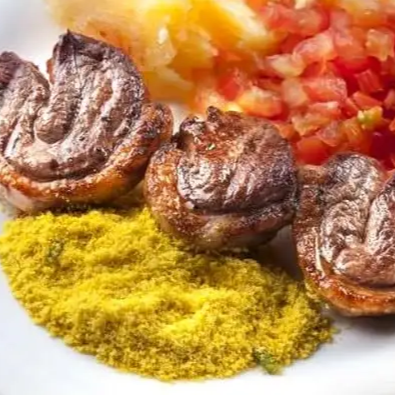 Arroz, feijão tropeiro, mandioca, vinagrete, farofa e espeto à escolha.