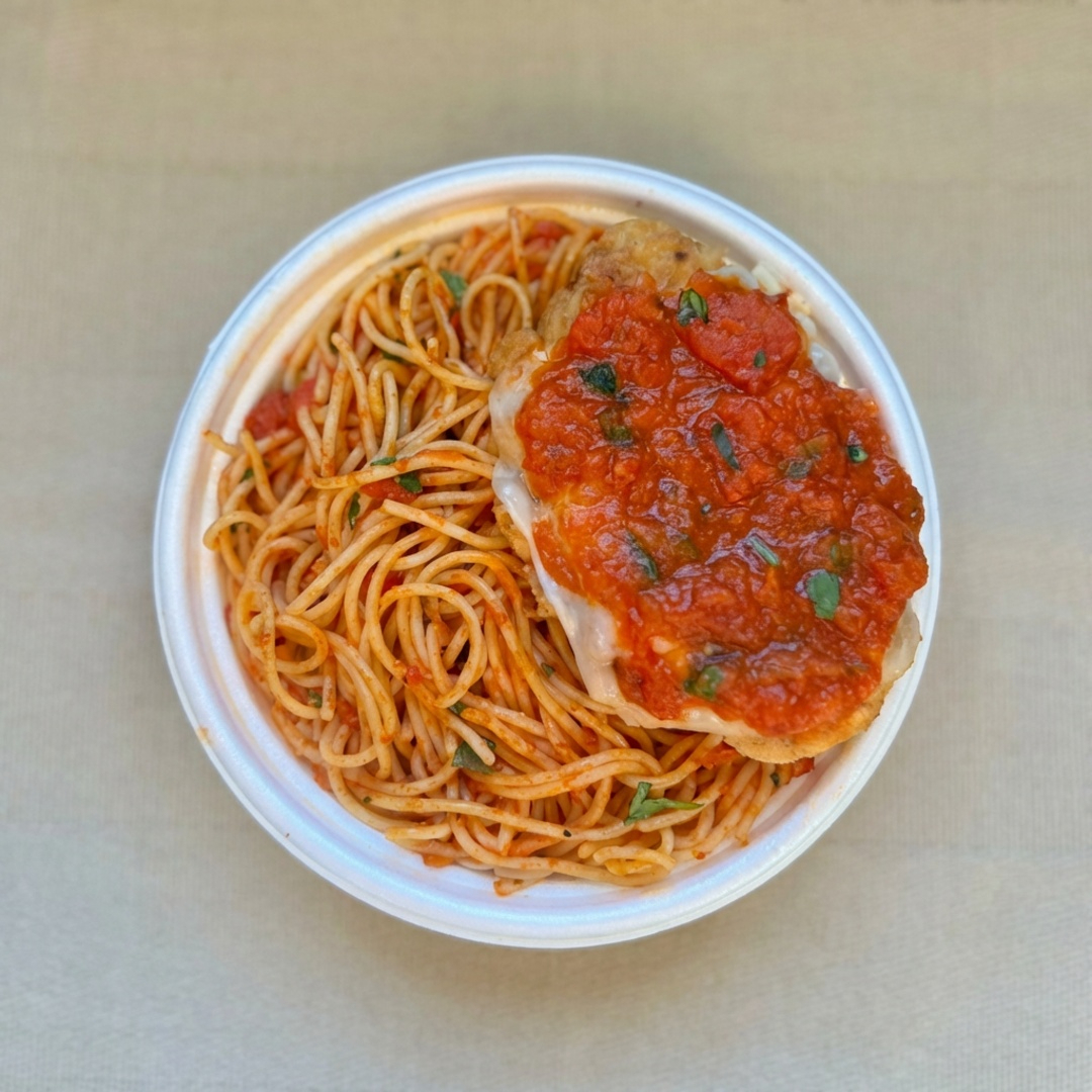 Marmita com delicioso filé de frango parmegiana (empanado na massa crocante coberto com molho de tomates e queijo) acompanhado de macarrão espaguete ao molho de tomates. Marmita indicada para 01 pessoa.