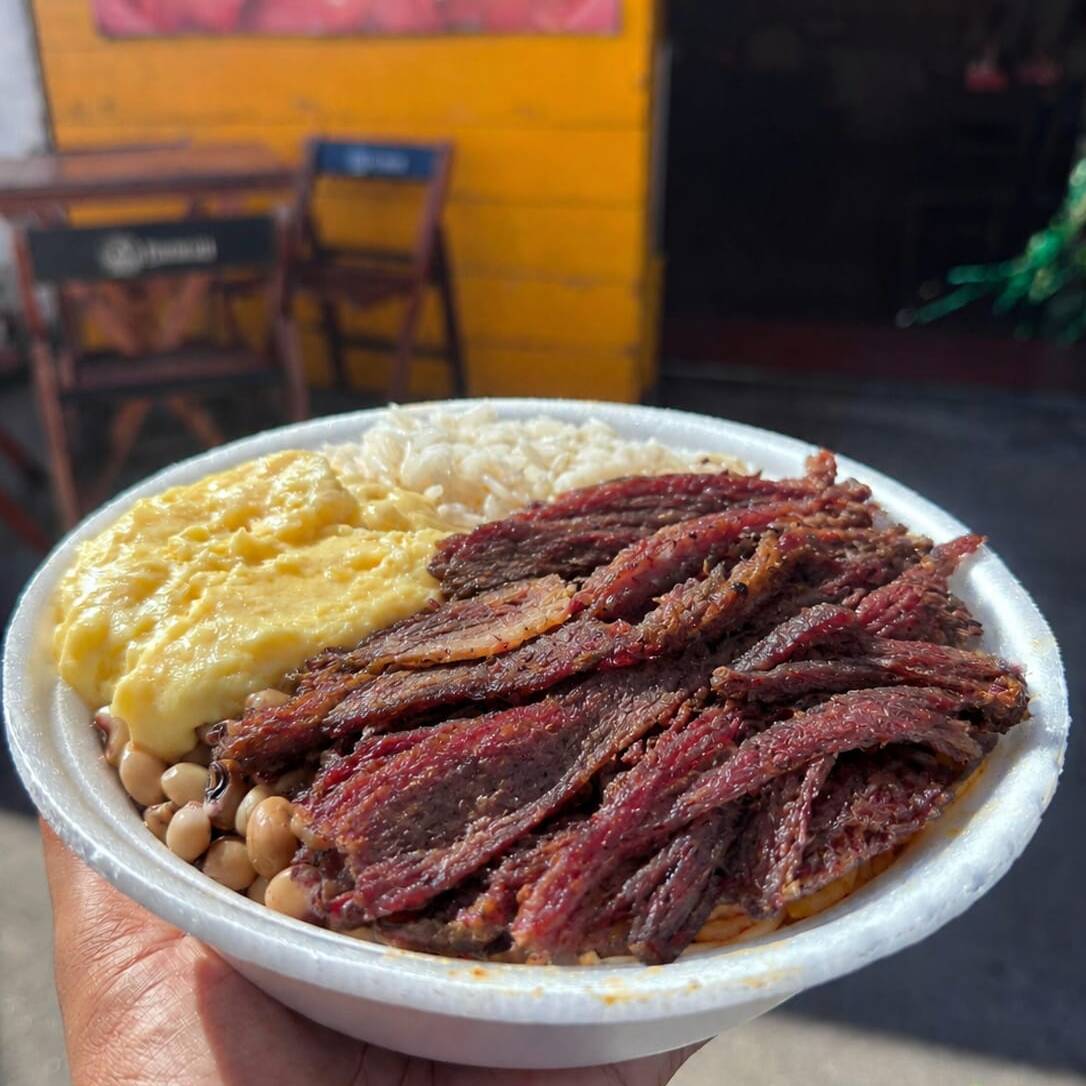 Deliciosa carne de sol na manteiga, macia e suculenta, acompanhada de arroz soltinho, feijão bem temperado, macarrão saboroso, vinagrete fresquinho, farofa crocante e purê de batatas cremoso.(serve 1 pessoa)