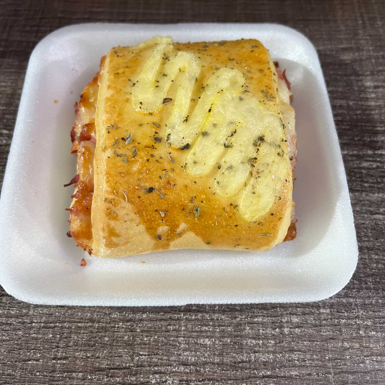 Salgado fresco e douradinho, recheado com presunto, queijo e um delicioso toque de Catupiry. Uma combinação cremosa e saborosa, perfeita para qualquer hora do dia!