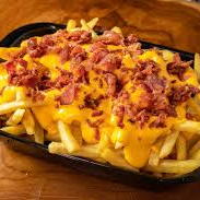 Batata frita , com muito bacon e cheddar