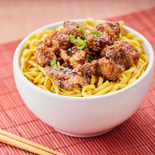 Experimente nosso Frango Karaage, empanado e frito, servido com o maravilhoso molho teriyaki! Acompanhado de macarrão frito e cebolinha.