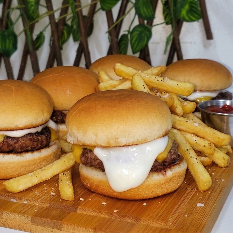 06 unidades de mini x-burgers de 60g cada, acompanhados de uma porção de batata frita de 200g.