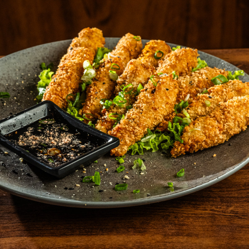 Camarões crocantes em cama de molho de jon.