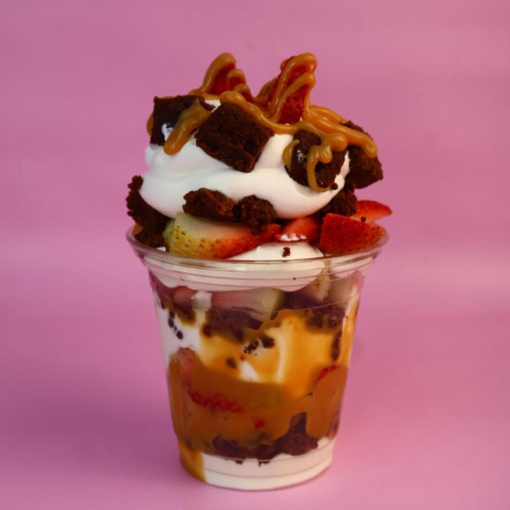 Fresas con crema de la casa con brownie