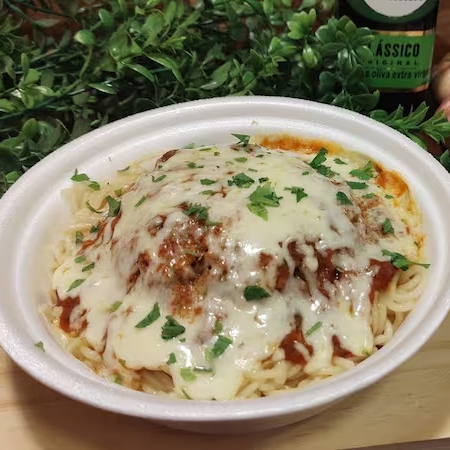 Nosso delicioso Polpetone (Um delicioso hambúrguer de carne recheado com queijo mussarela e empanado na farinha panko) com espaguete ao alho e óleo e coberto com um delicioso molho ao sugo da casa e finalizado com mussarela gratinada e salsinha.