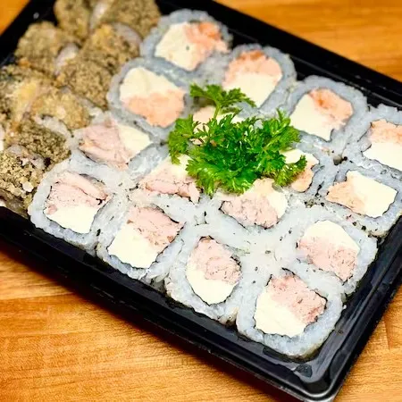 Combinado sem peixe cru, ideal para quem quer experimentar sushi pela primeira vez. Vem 8 unidades de uramki filadelfia salmão grelhado e 8 de atum grelhado, vem também 10 hot filadelfia e acompanha molho shoyu e tare.