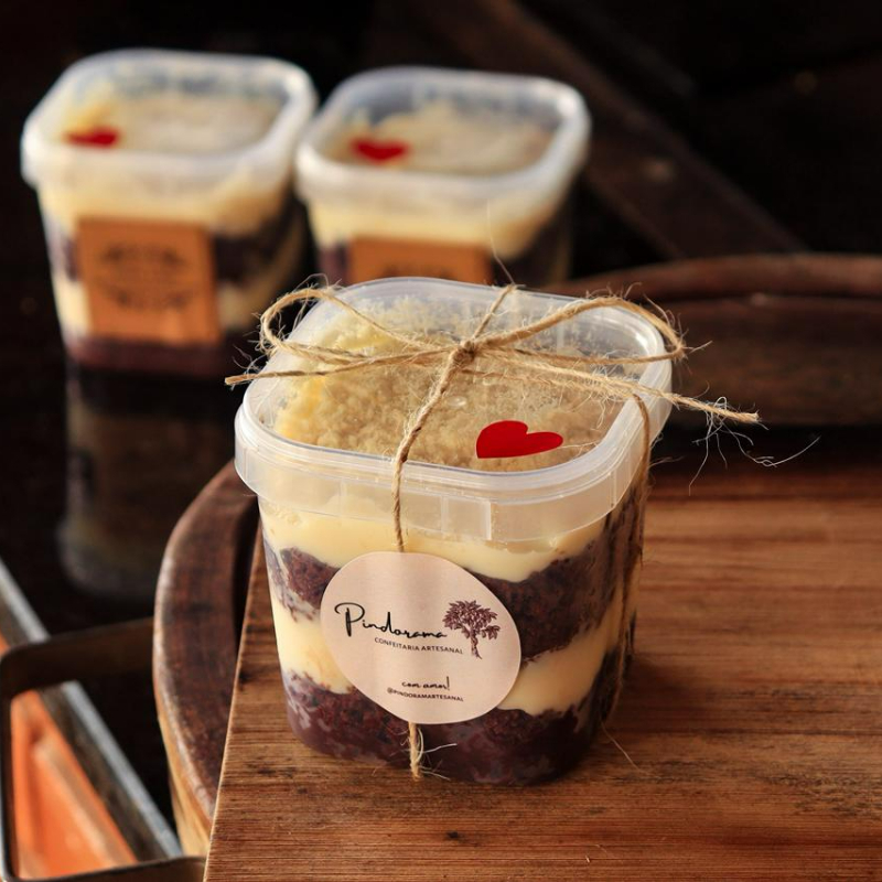 Massa de chocolate macia com recheio cremoso de leite Ninho, suave e equilibrado. Um dos sabores mais queridos da casa. Perfeito para quando bate aquela vontade de um doce que conforta! Peso aproximado: 230g.