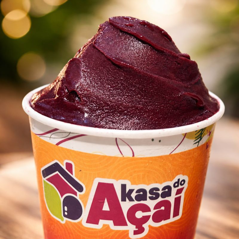 Creme de açaí orgânico batido com banana. Ainda mais cremoso e com o sabor da fruta. Adicionais montados em camadas.