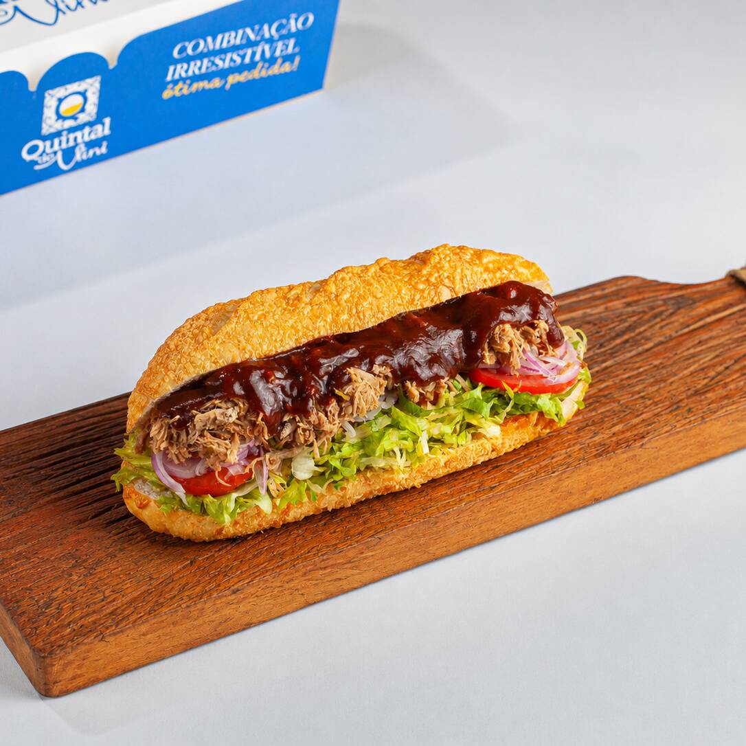 Na baguete de mussarela de 12cm, acompanhada de 80g de pernil desfiado, com molho barbecue, alface americana, tomate e cebola roxa.
Para os amantes de pernil, essa é a opção perfeita!