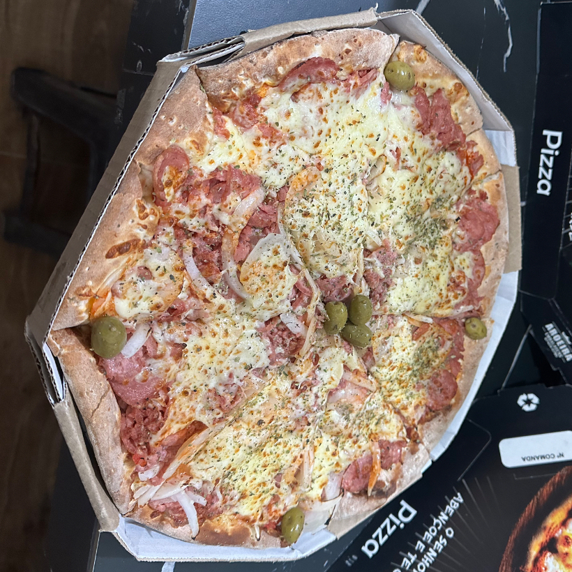 Calabresa, mussarela, pimenta, cebola, molho de tomate, azeitona e orégano.