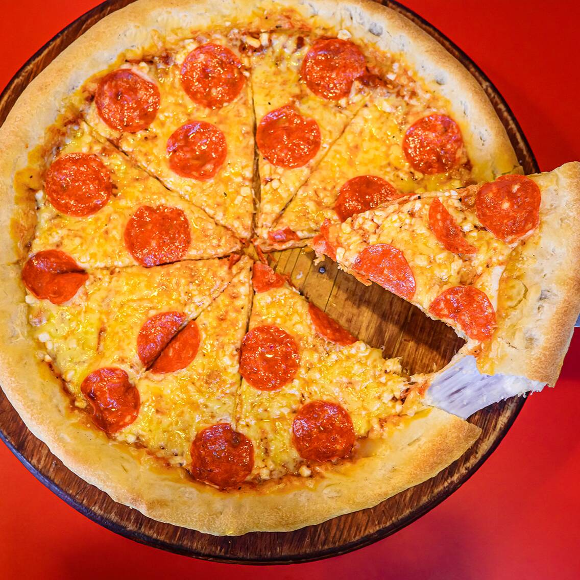 Pizza Pepperoni Clásica con Orilla Rellena