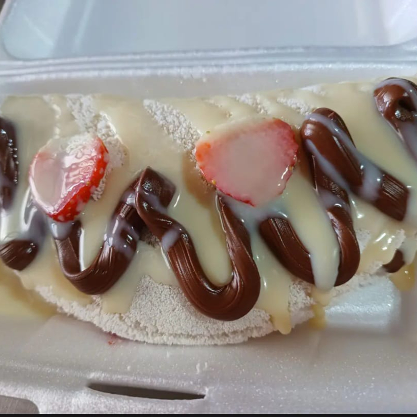 Goma tapioca natural , coco (opcional), morango, opcional de troca chocolate branco ou preto, leite condensado.