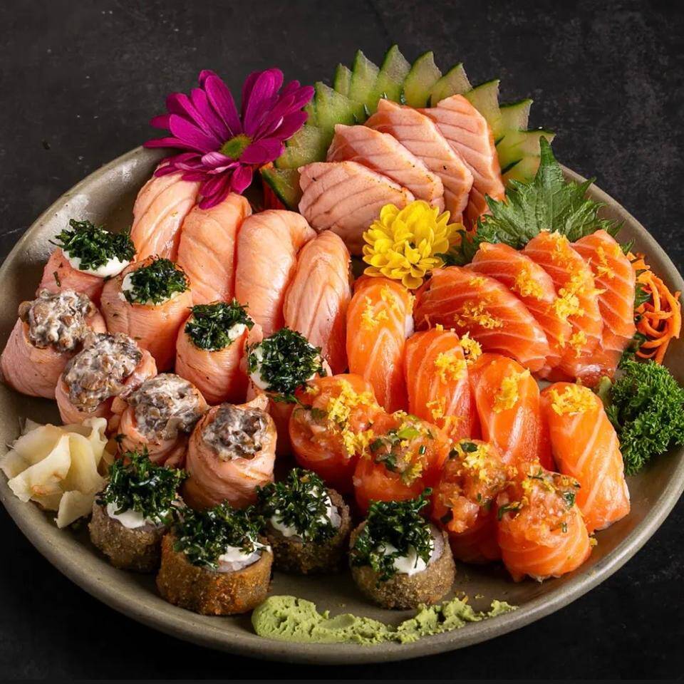 4 - niguiri salmão flambado
4 - niguiri salmão com azeite trufado, raspa de limão ciciliano e flor de sal
4- sashimi salmão com azeite trufado, raspa de limão ciciliano e flor de sal
4 - sashimi salmão flambado
4 - hot com couve