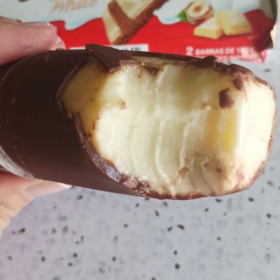 Uma casquinha de chocolate nobre ao leite, com uma base super cremosa de Bueno