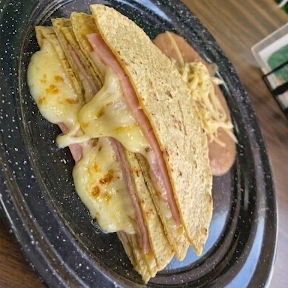 QUESADILLA DE MAIZ CON JAMON