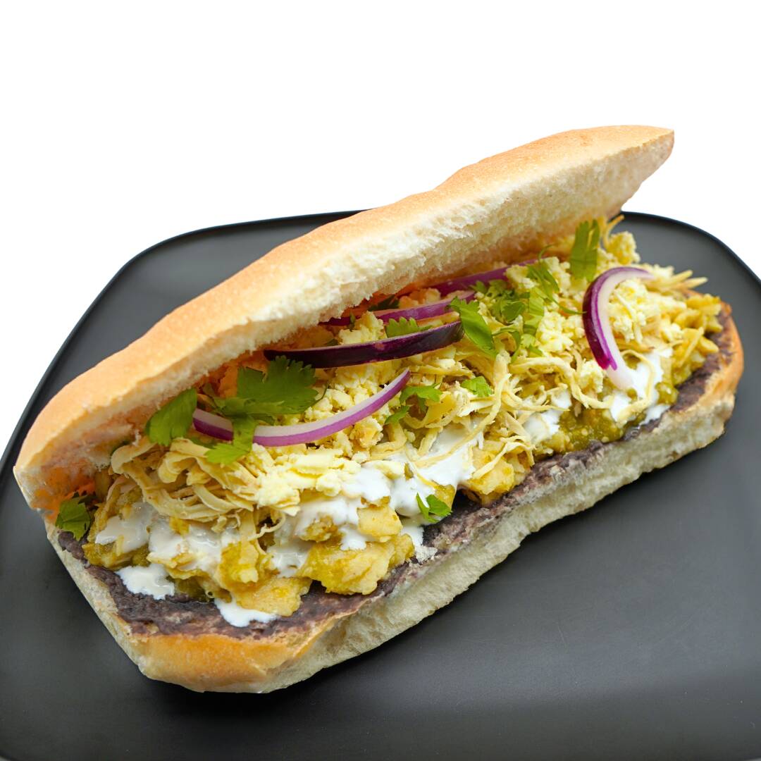 Torta de Chilaquiles con Pollo Deshebrado