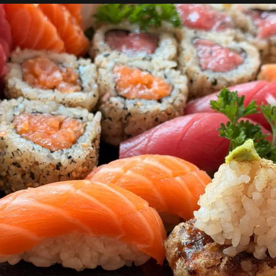 Frescor, técnica e equilíbrio em um combinado com o que há de melhor do nosso sushi, agora direto na sua casa. Inclui uramaki de salmão e uramaki de atum bluefin, nigiri de atum bluefin, salmão, peixe branco do Dia, camarão, vieira e enguia. Destaque para o sushi exclusivo criado pelo Chef Jun Sakamoto: tempura de enguia crocante, finalizado com shari por cima e toque de sancho. Completa o combinado uma seleção de sashimis de atum bluefin, vieira, salmão e peixe branco do Dia.