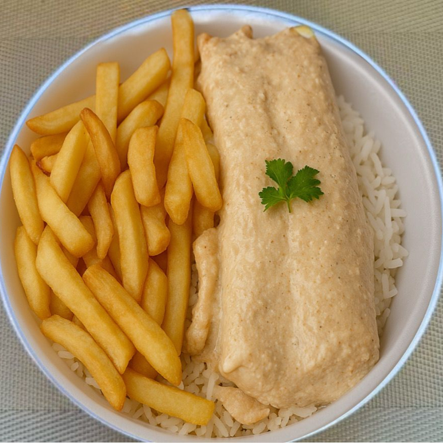 Nossa deliciosa quentinha de Panqueca De Frango ao Molho Branco: Escolha as guarnições para acompanhar seu prato: