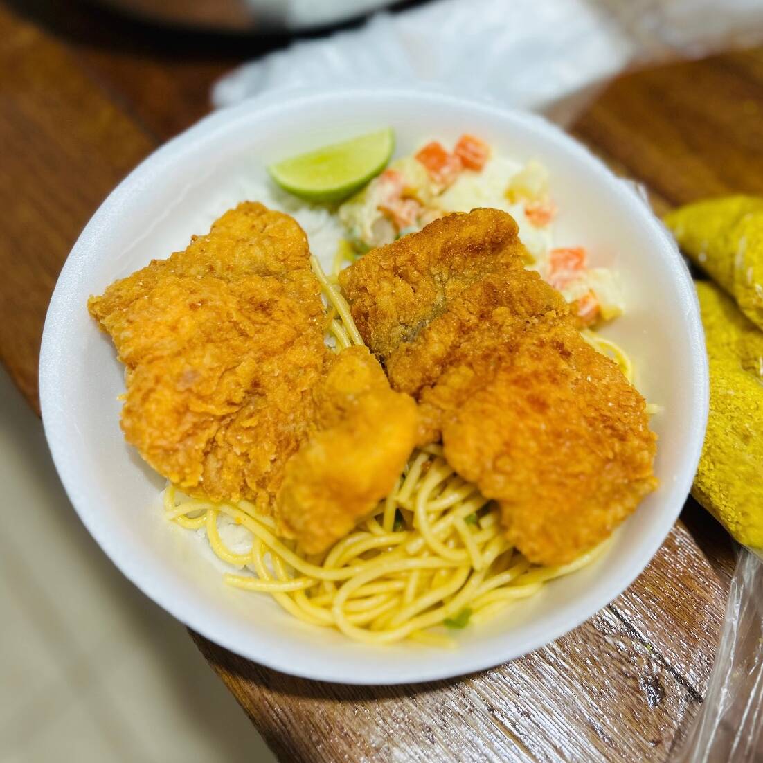 Filé de peixe frito, arroz branco, macarrão, feijão, salada e farofa.