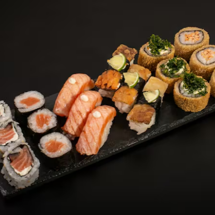 3 uramaki salmao, 3 hossomaki de salmao, 3 niguiri massaricado, 3 niguiri skin, 3 hot couve, 3 hot com