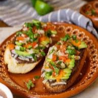 Molletes (con pico de gallo por $10 más tocino o jamón)