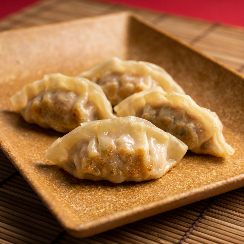 Desfrute de nossos deliciosos Guiozas de Carne de Porco, uma especialidade da culinária asiática que combina uma massa delicada e dourada com um recheio suculento e saboroso. Cada guioza é preparado com ingredientes frescos e temperos autênticos, proporcionando uma experiência culinária única e deliciosa.