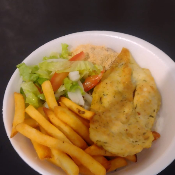 peito de frango grelhado com fritas