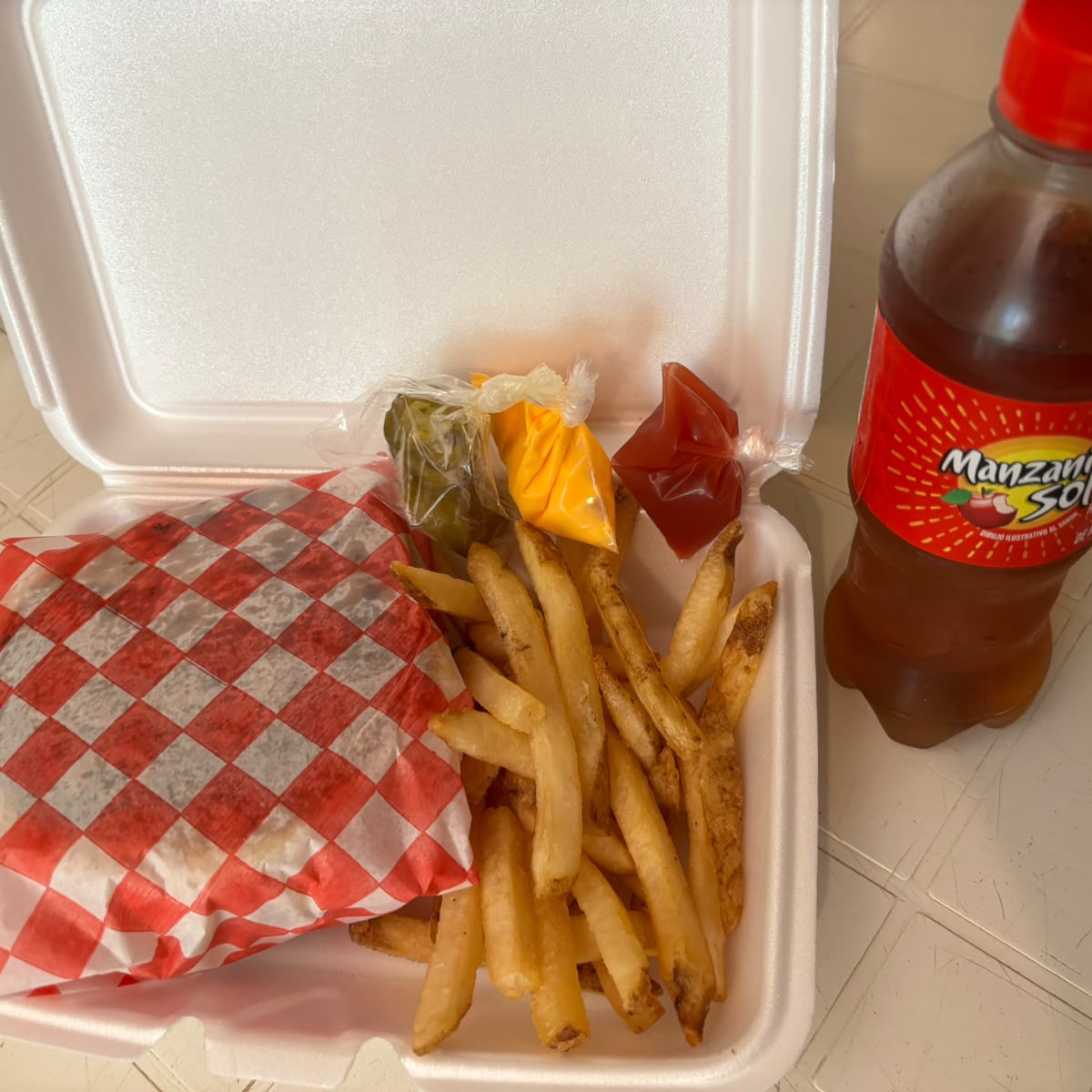 Hamburguesa Papas y Refresco 335 Ml
