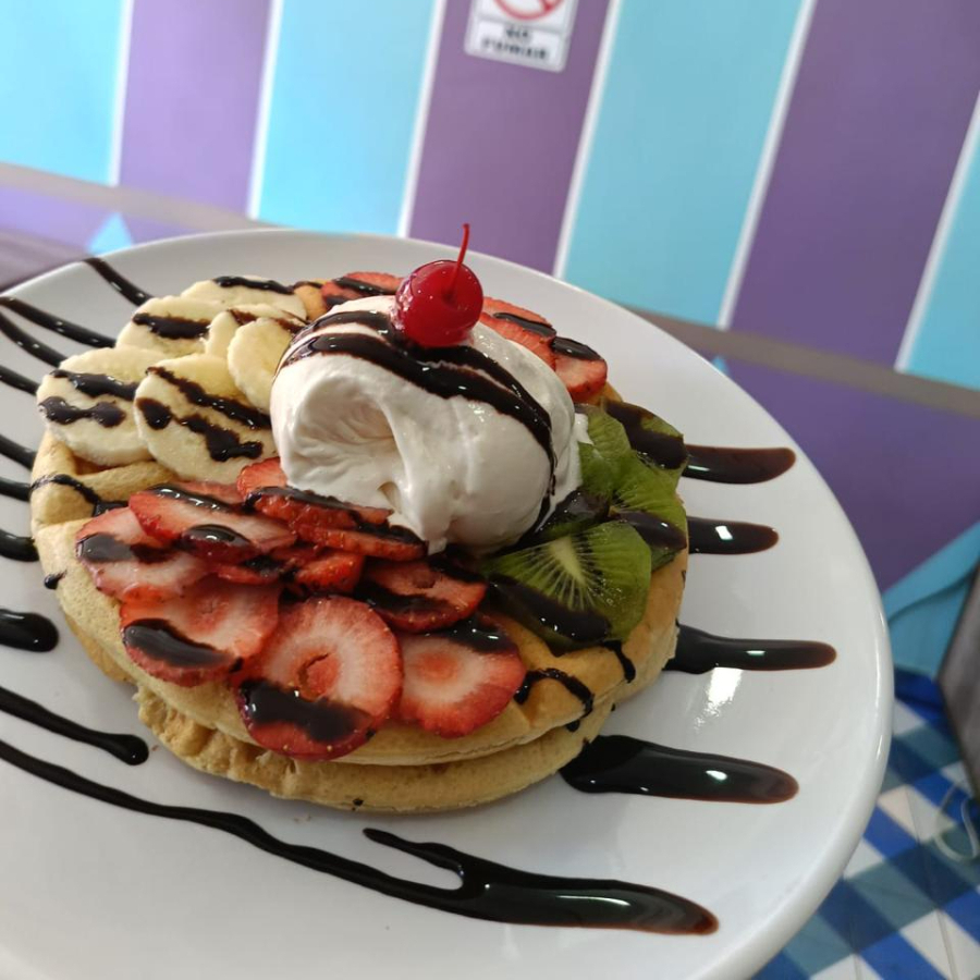 Arma Tu Waffle Doble con Fruta y Helado