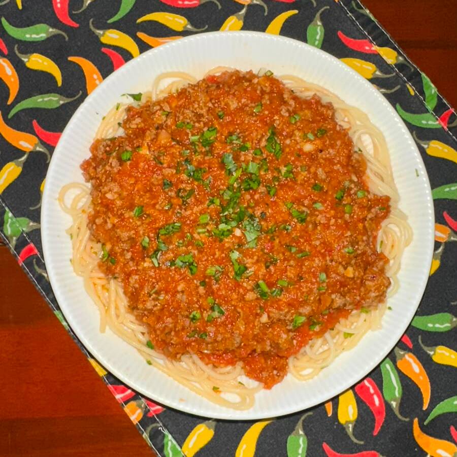 Massa al dente + molho à Bolonhesa caseiro super temperado. Aquele clássico que nunca erra! 😋