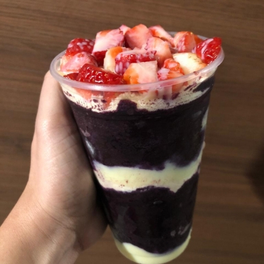 Vai leite em pó calda de morango e amendoim granulado você pode Monta do seu jeito e deixe o açaí mais gostoso