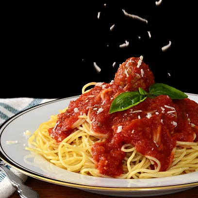 Saboreie nosso 'Spaghetti ao Pomodoro', uma verdadeira joia da culinária italiana, com seus 5000ml de massa de sêmola com ovos, cuidadosamente preparada para criar um banquete de sabores. O prato é generosamente coberto com um molho autêntico, feito de tomates frescos, liberando a inconfundível fragrância de alho e cebola, formando uma base sólida e robusta. A pimenta calabresa dá o toque de calor necessário, enquanto o manjericão fresco infunde um aroma irresistível e adiciona um realce colorido vibrante. Este prato é uma celebração de sabores intensos e texturas perfeitas, resultando em uma obra-prima gastronômica.