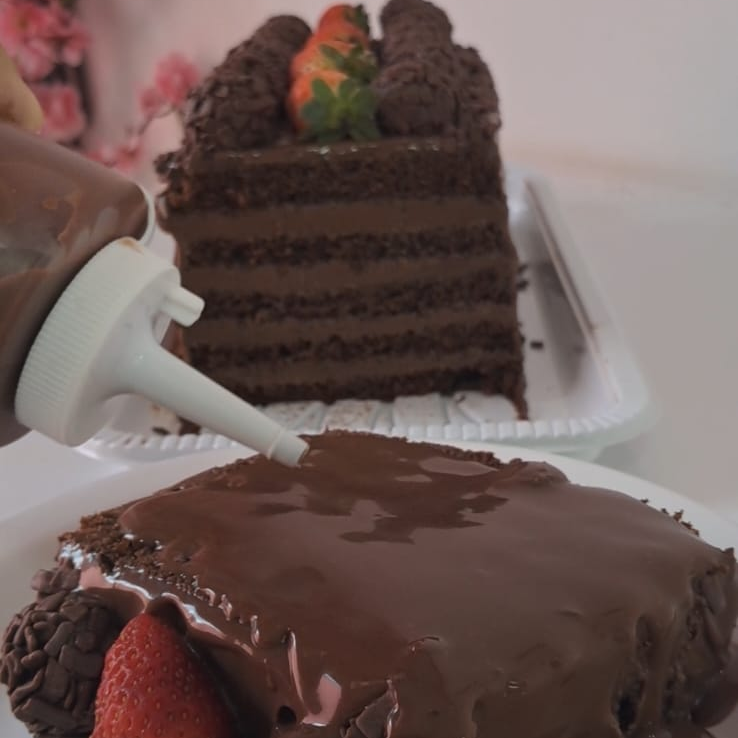 Uma explosão de chocolate! Fatia alta e super recheada, feita com massa 50% cacau, brigadeiro cremoso e muita cobertura. Perfeita pra quem ama chocolate de verdade!