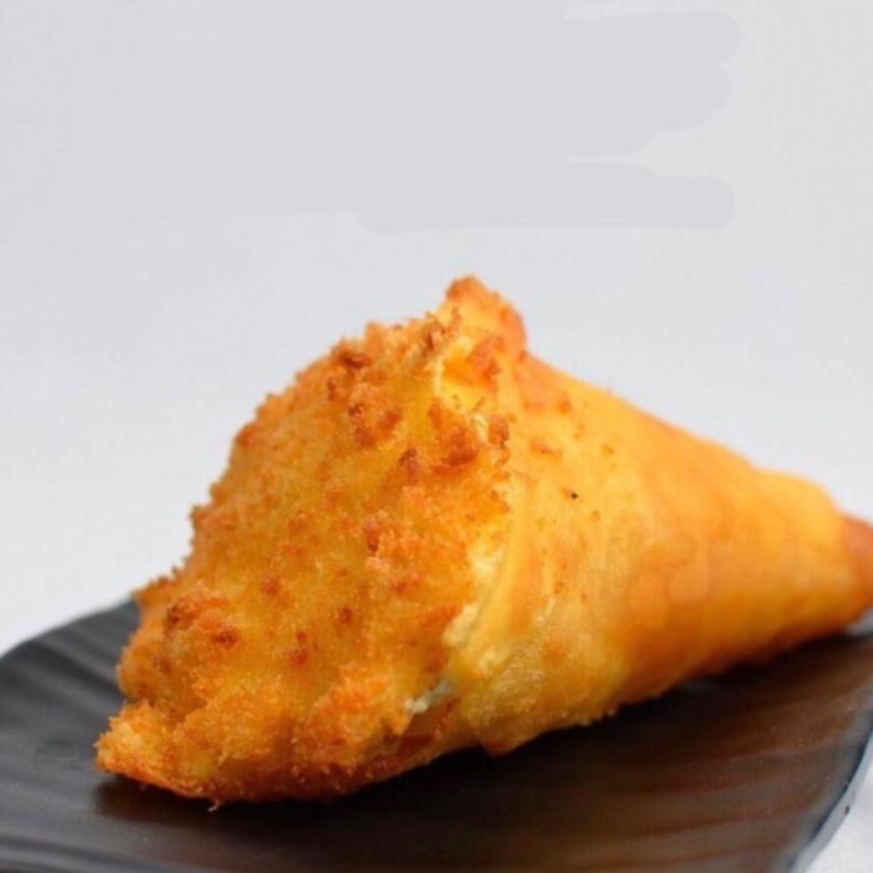 Salmão, creeam cheese, ceboilinha, massa harumaki e arroz (frito)
o temaki vai cortado ao meio com geleia de pimenta por cima