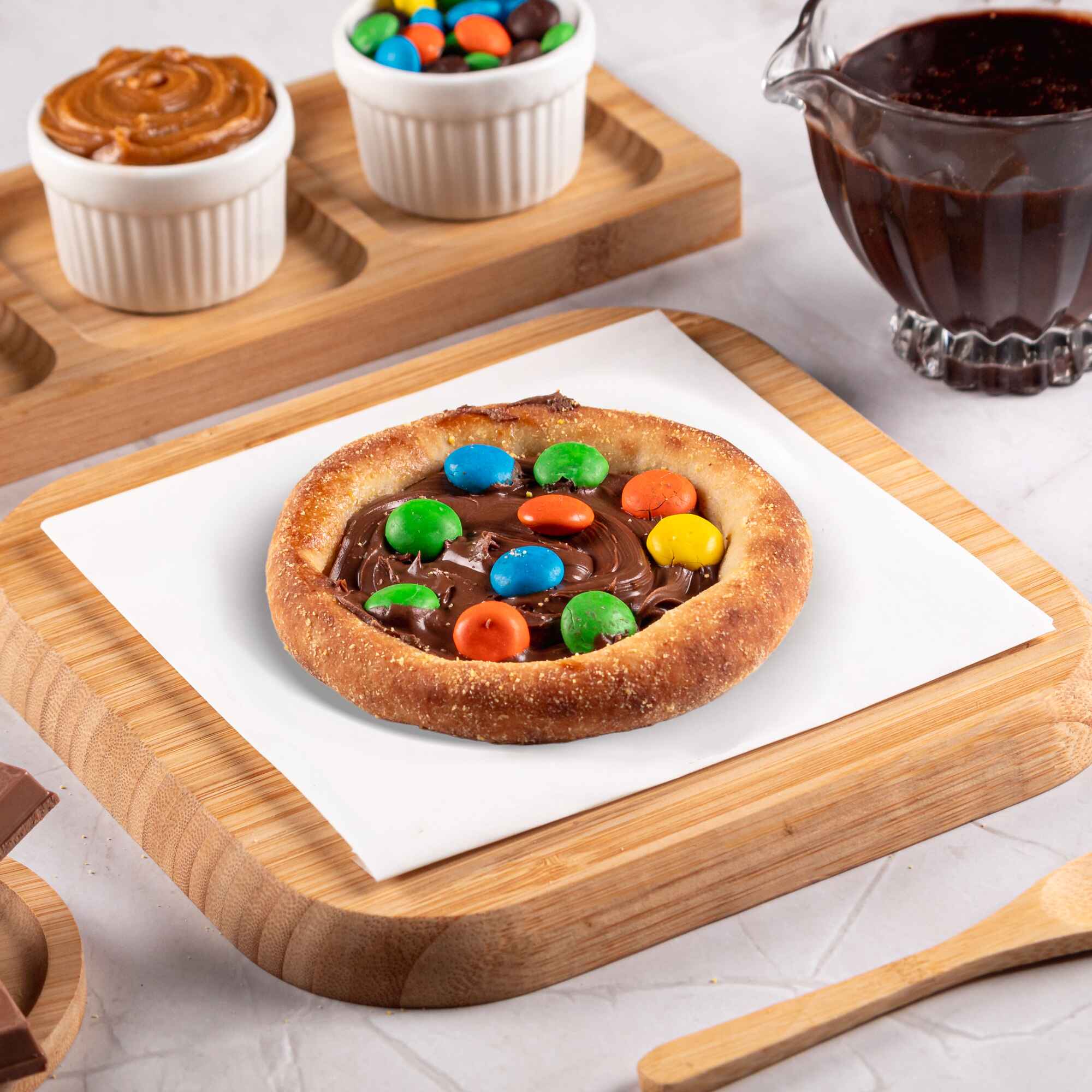 Recheada com chocolate ao leite e M&M’s, uma combinação divertida e irresistível de sabor e crocância.