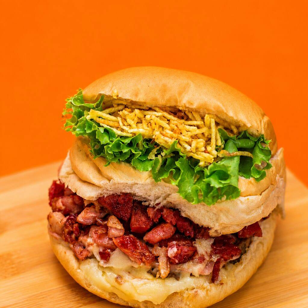Pão De Hamburguer Fofinho Com Carne De Hamburguer Tradicional De 90g Acompanhado Por Bacon Premium, Calabresa Curada, Presunto E Mussarela De Auto Padrão, Catupiry Cremoso, Alface E Tomate Selecionado E Batata Palha Crocante + Nosso Molho Da Casa Enviado Separadamente