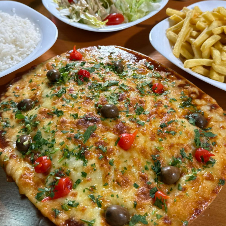 Baby beef a Parmegiana feito com molho artesanal do Cheff e Mussarela Gratinada< Servido com batatas fritas, arroz branco e salada do Cheff. Serve 2 pessoas