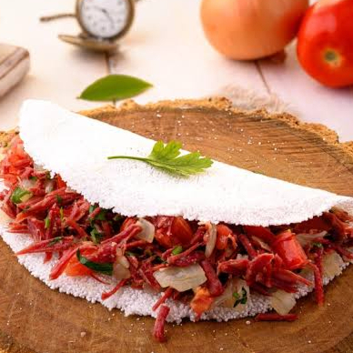 Tapioca carne de sol desfiada com catchup tomate cebola