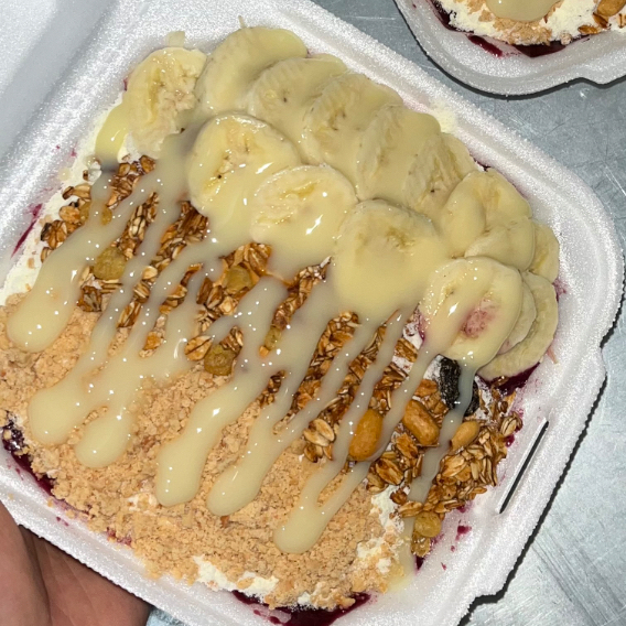 O clássico que conquista - Açaí tradicional com leite em pó, paçoca, banana, granola e leite condensado. Simples, cremoso e irresistível!