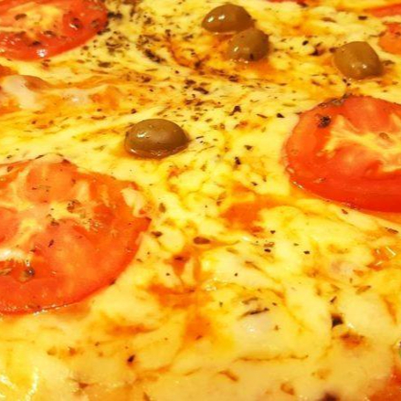 Pizza de mussarela, molho de tomate, tomate, azeitona e óregano