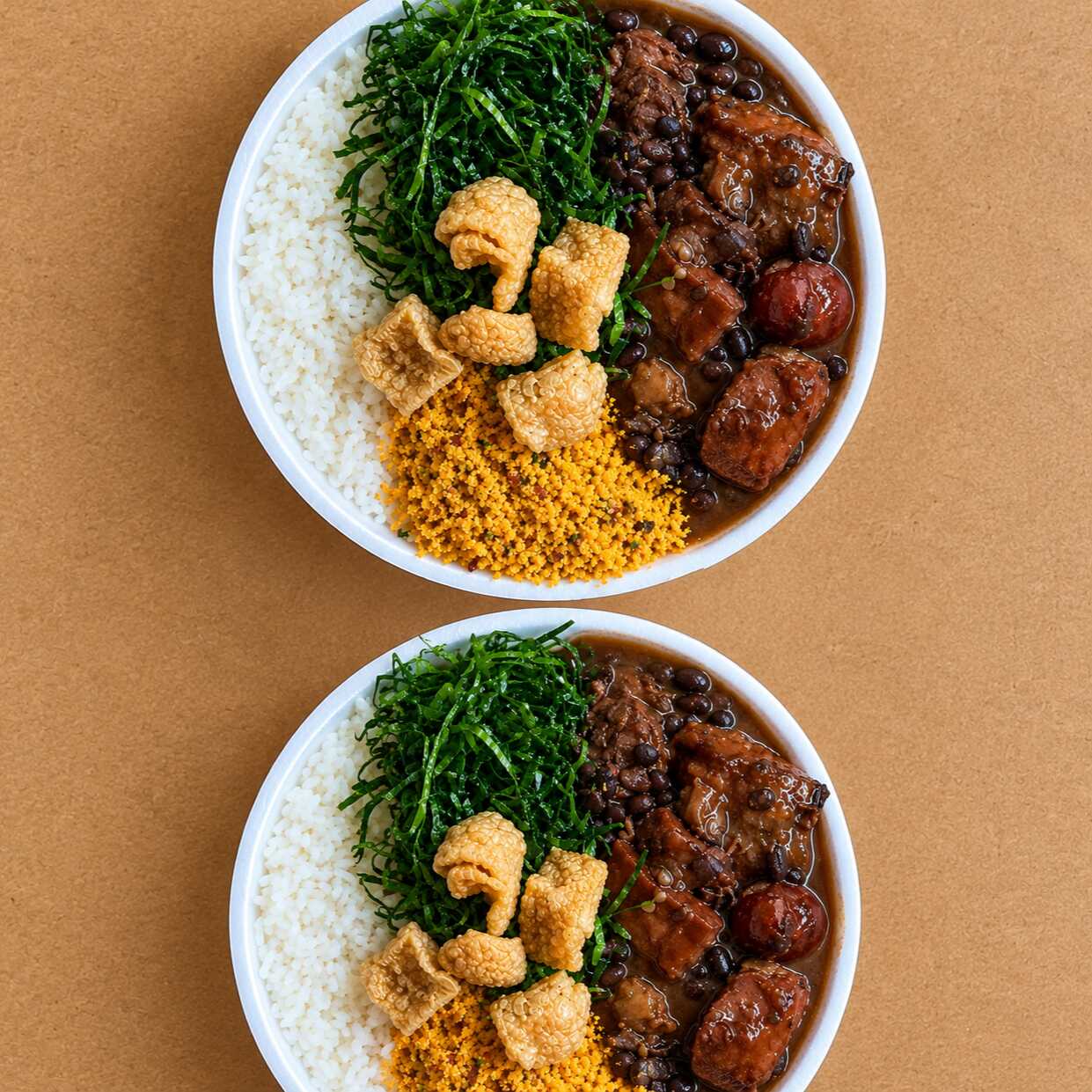 Marmita feijoada magra individual (arroz, lombo suino, bacon, linguiça calabresa, couve refogada na manteiga, farofa temperada). Marmita indicada para 02 pessoa