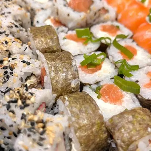 Experimente uma variedade entre uramakis e hossomakis por um preço muito especial