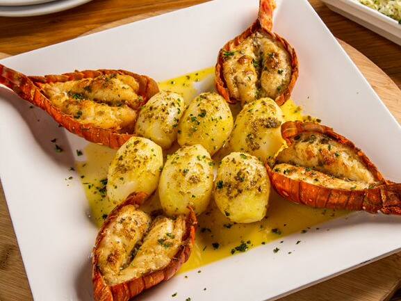 400g de lagosta grelhada, alcaparras e salsinha. Acompanha arroz de alho poró.