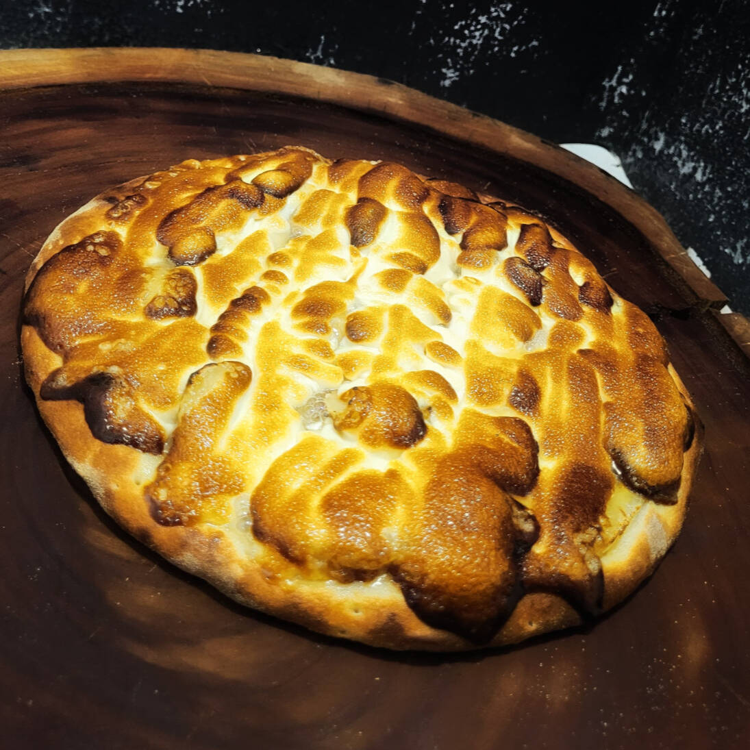 MASSA/ BANANA FATIADA E CHOCOLATE AO LEITE CARAMELIZADO EM CROSTAS CROCANTE