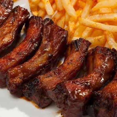 COSTILLITA BBQ CON POLLO ASADO Y PAPAS A LA FRANCE