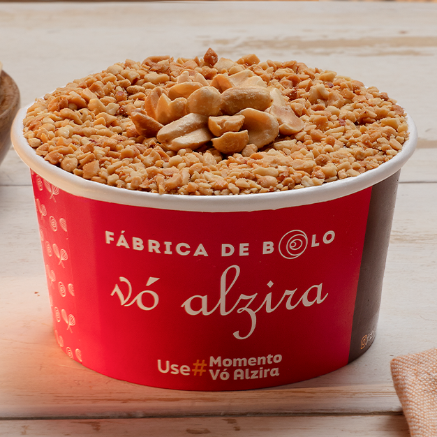 Bolo de Pote caseiro, feito com duas camadas de bolo de paçoca, com recheio e cobertura de doce de leite e paçoca caseira, finalizado com amendoins granulados e despeliculados. Imagem meramente ilustrativa.