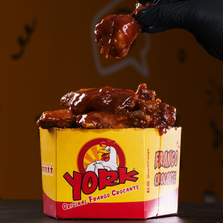 Um dos pratos mais apreciados no EUA, deliciosas coxinhas ou tulipas perfeitamente fritas e servidas com um molho Buffalo irresistivelmente picante. Experimente essa combinação deliciosa e surpreenda-se com o sabor! Serve até 3 pessoas. Foto Ilustrativa. Esse item não é vendido por peso e sim por unidade.