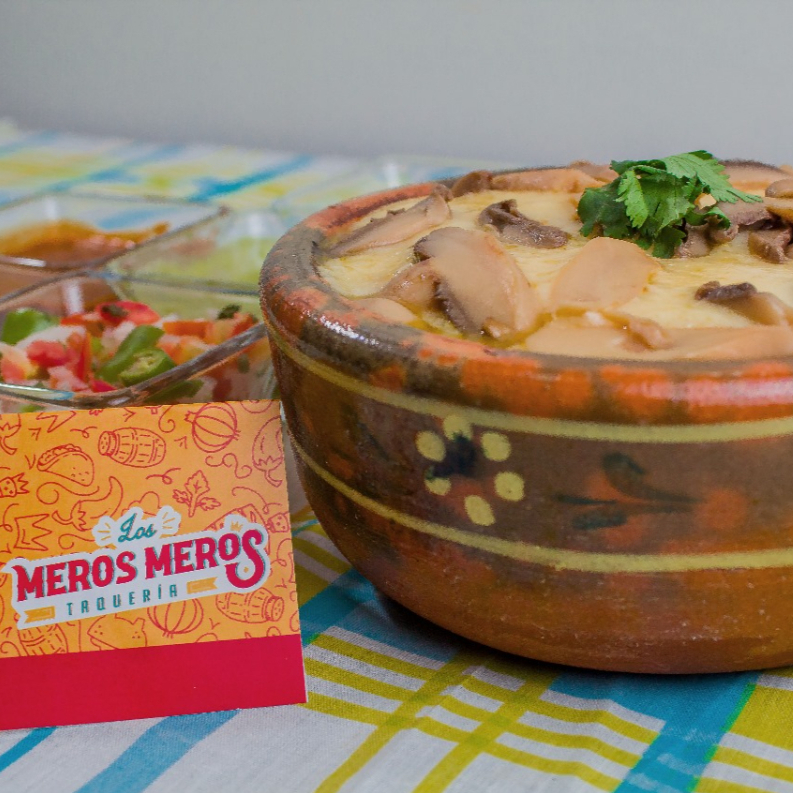 Queso fundido con champiñones