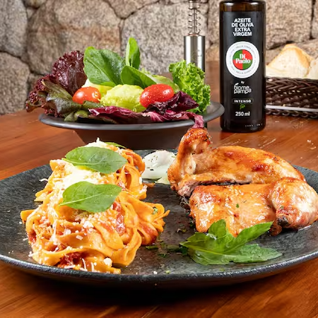 2 pedaços de Galeto al Primo Canto, acompanhado por mix de folhas verdes e mais um acompanhamento à sua escolha.